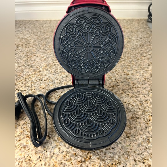 Dash mini Pizzelle Maker. 4” cooking surface. - Picture 4 of 5